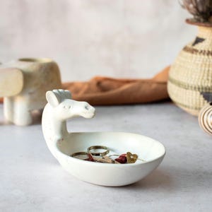 Giraffe soap dish or trinket dish | unsual carved soapstone bowl | Ethical home décor | Jewelry dish | Ring dish