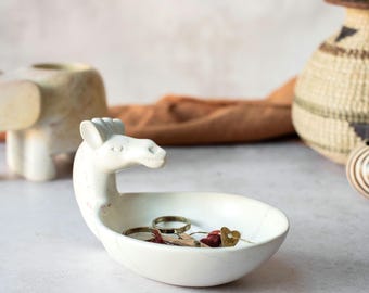 Jabonera o plato para baratijas con forma de jirafa / Cuenco inusual de esteatita tallada / Decoración ética para el hogar / Plato para joyas / Plato para anillos