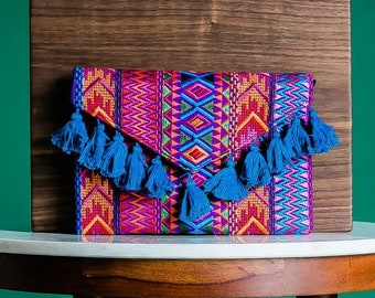Gestickte Clutch Geldbörse | Fair Trade Quaste Umhängetasche | Upcycled guatemaltekischer Stoff | Ethisches Geschenk für Sie, Mama