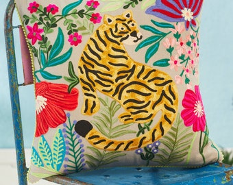 Cuscino tigre colorato, federa etica ricamata a mano, arredamento massimalista, arredamento giungla, arredamento boho per la stanza