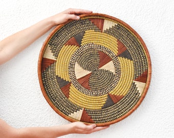 Großer dekorativer Wandteller aus Uganda, flaches ethnisches Tablett, ethnischer afrikanischer Korb, Boho hängender Wanddekor, Körbe für die Korbwand