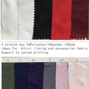 Op de afbeelding: Een stoffen staalkaart met elf kleurstalen. De kleuren zijn wit, zwart, rood, bordeaux, olijfgroen, marineblauw, paars, grijs, lichtroze en gebroken wit. De tekst luidt "4 stretch way 96Polyester/4Spandex 160gsm".