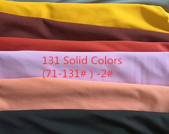 Puede incluir: Una pila de 131 muestras de tela en varios colores sólidos. Las muestras están dispuestas en filas, cada fila contiene un color diferente. El texto "131 Solid Colors (71-131#) -2#" está impreso en una muestra de color lila claro.