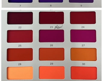 Puede incluir: Carta de colores con 36 muestras de tela en varios colores, incluyendo negro, blanco, rosa, azul, morado, rojo, naranja y verde. Las muestras están numeradas del 1 al 36.