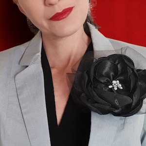 Alfiler de flor de tela negra, Rosa negra, Pieza floral negra, Broche de flores de seda grande, Broche de alfiler de mujer de Halloween, Broche de flores de gran tamaño