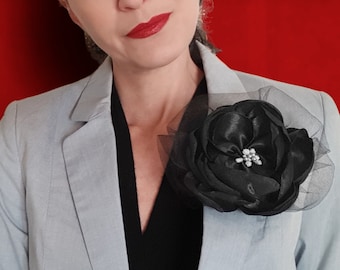Czarna broszka z kwiatem z materiału, Czarna róża, Czarny element kwiatowy, Duża broszka z jedwabnego kwiatu, Broszka damska na Halloween, Duża broszka z kwiatem