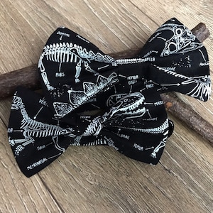 Gravata borboleta de dinossauro, estampa de dinossauro, presente de dinossauro, roupa de casamento, acessórios de casamento, roupas de casamento, gravata borboleta que brilha no escuro, pai filho