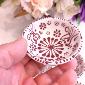Handbemalte 3,15 &#39;&#39; Keramikschale mit burgunderfarbenem Design - Perfekt für Hochzeiten, Verlobungen, Taufen, Babypartys, Schmuck & Saucen