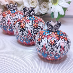 Set di 3 melograno in ceramica, motivo estuario del melograno, prodotto interamente realizzato a mano.