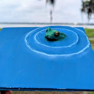 Handgefertigte Froschfliese | Cottagecore-Dekor | Goblincore-Dekoration | Individuelles Basrelief | Fliesenmosaik