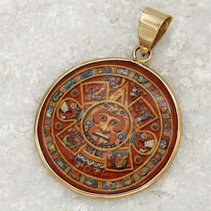 Pendentif Calendrier Maya en Or 14 Carats er Porcelaine, Medaille Calendrier Aztèque, Pendentif Artisanel, Bijoux Italiens image 1