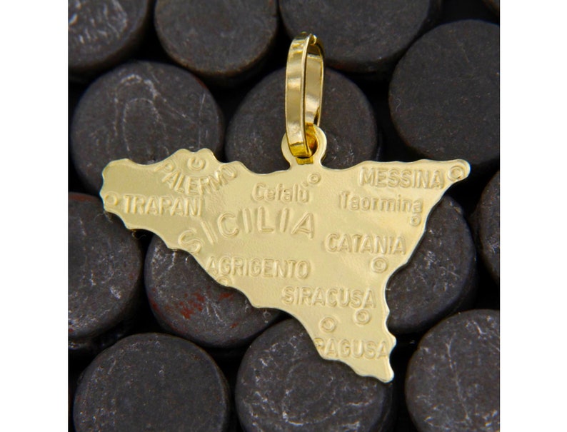 18k yellow gold pendant in the shape of Sicily, names of the main cities finely engraved.