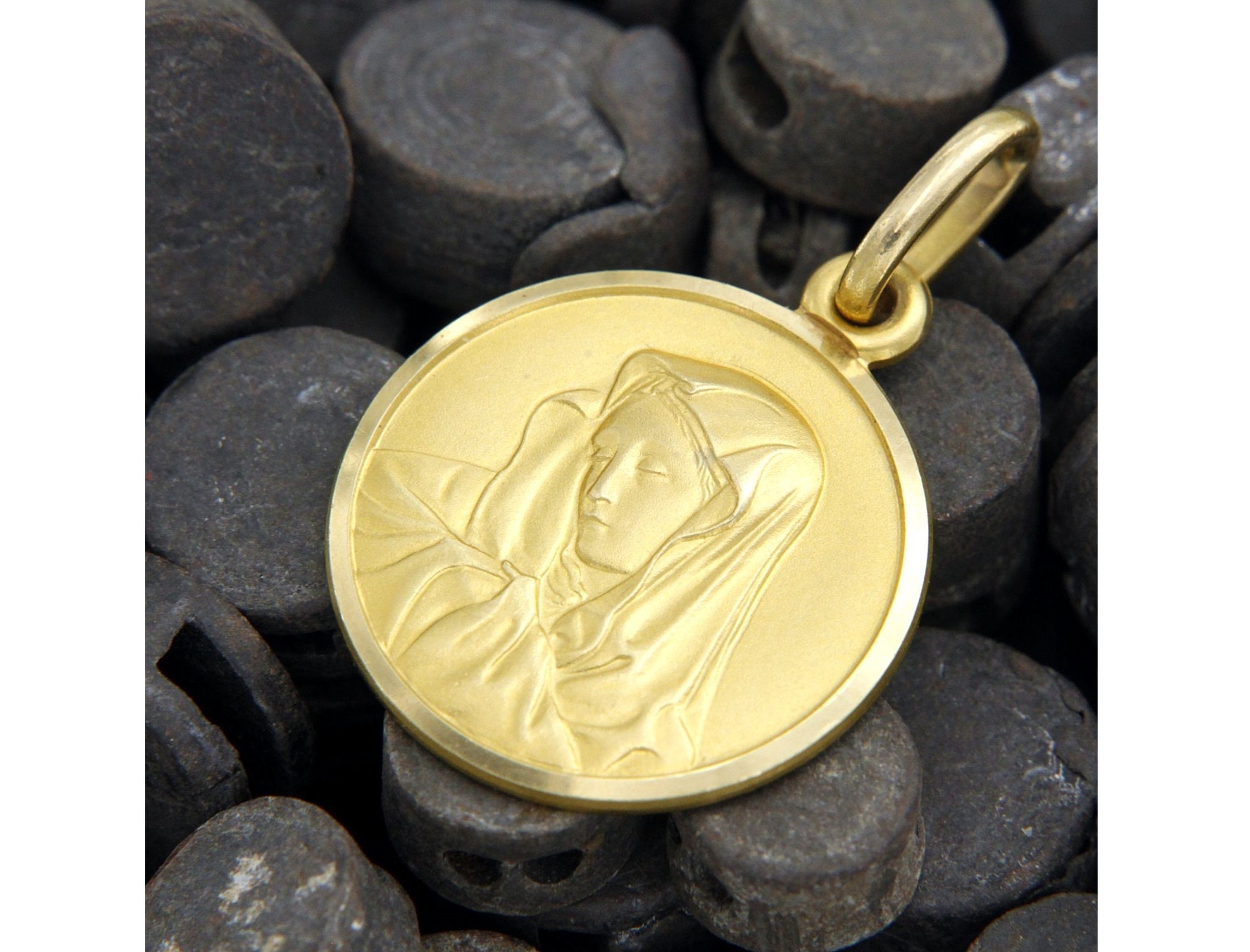 Pendenti Pendente Sacro da Donna in Oro 18 Carati Soggetto: Madonna Pendenti Pendente Sacro da Donna in Oro 18 Carati Soggetto: Madonna