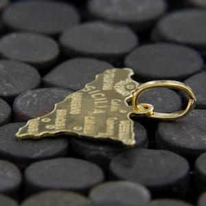 18k yellow gold pendant in the shape of Sicily, names of the main cities finely engraved.