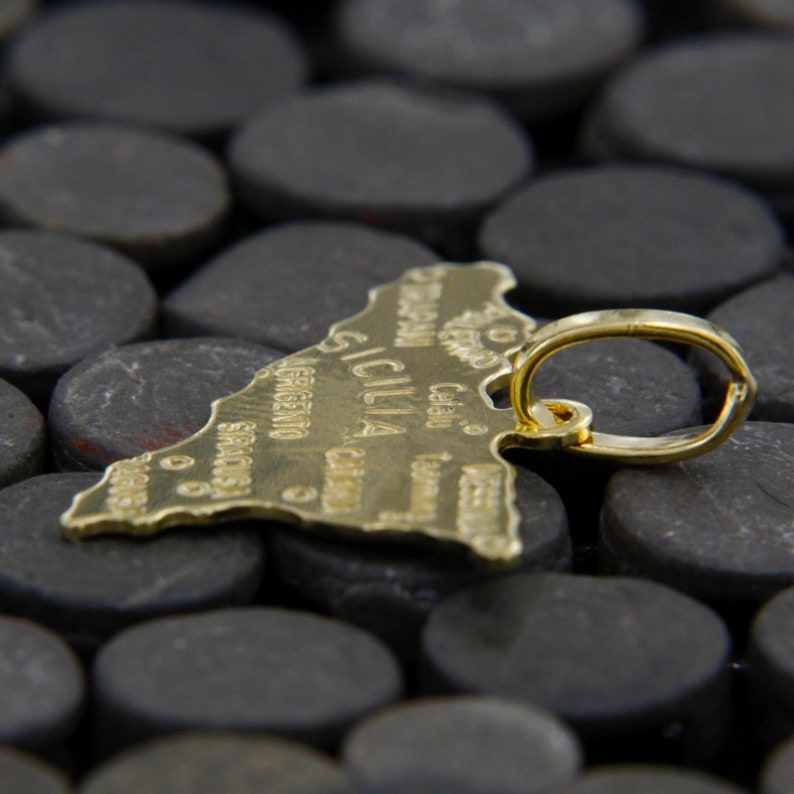 18k yellow gold pendant in the shape of Sicily, names of the main cities finely engraved.