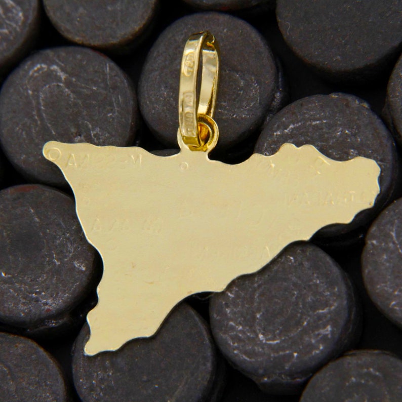 Back of the 18k gold Sicily pendant.