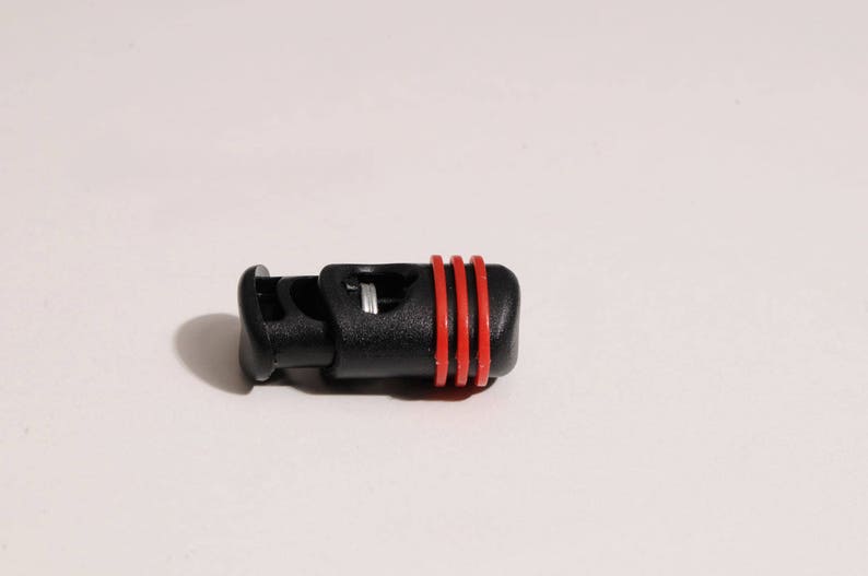 attache pour cordon 5 6 mm couleur noir et rouge 27 mm x 17 mm image 2