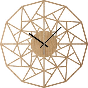 Op de afbeelding: Een houten klok met een geometrisch ontwerp. De wijzerplaat van de klok is een cirkel met zwarte wijzers en een houtnerf afwerking. De klok is omgeven door een geometrisch patroon van driehoeken.