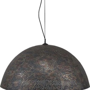 Op de afbeelding: Een zwarte metalen hanglamp met een grote, ronde, koepelvormige kap. De kap heeft een gehamerde metalen afwerking en is bedekt met kleine gaatjes.