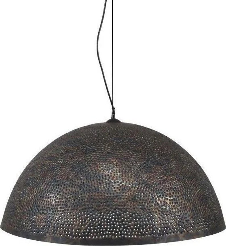 Op de afbeelding: Een zwarte metalen hanglamp met een grote, ronde, koepelvormige kap. De kap heeft een gehamerde metalen afwerking en is bedekt met kleine gaatjes.