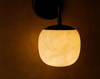 Witte albasten wandlamp, natuursteen lichtpunt, unieke wandlamp, elegante sfeerverlichting voor huisdecoratie”