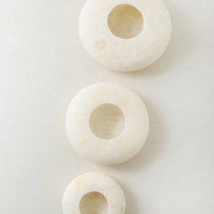 Ägyptischer weißer Alabaster, ALABASTER Handgefertigter KERZENHALTER. Teelicht Kerzenhalter. Natürlicher weißer Stein. Kugel Kerzenhalter
