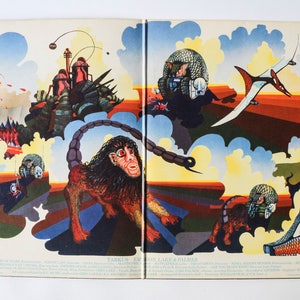 Pu&ograve; includere: Una copertina di un album in vinile vintage colorata con un design psichedelico che presenta una scimmia, uno scorpione, una creatura volante e varie altre creature in un paesaggio surreale.