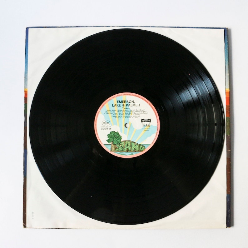 Pu&ograve; includere: Disco in vinile nero con un'etichetta rosa e blu che recita "Emerson, Lake & Palmer" e "Tarkus".