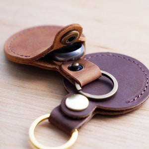 Pochette en cuir avec porte-clés : bague de protection personnalisée image 2