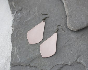 Boucles d’oreilles en cuir: style feuille tombante, boho, naturel, fait à la main, plusieurs couleurs