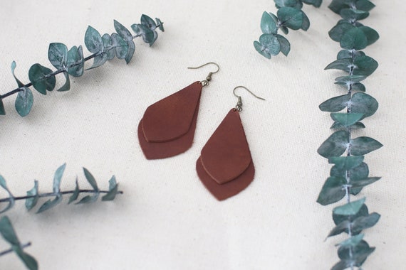 Orecchini pendenti con foglie sfumate, realizzati a mano in argilla polimerica, borchie in argento boho - Italia