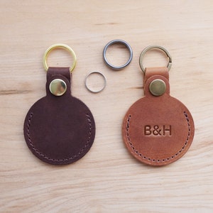 Pochette en cuir avec porte-clés : bague de protection personnalisée image 1
