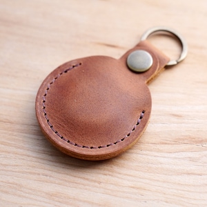 Pochette en cuir avec porte-clés : bague de protection personnalisée image 4