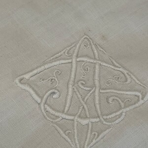 Prachtige hand geborduurde vintage franse katoenen kussensloop / slip / sham met traditionele knopen - AG / GA monogram