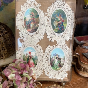 Ensemble ancien de photos encadrées de dentelle en papier allemand - tulipe, pensée, chèvrefeuille et muguet dans un cadre en bronze doré
