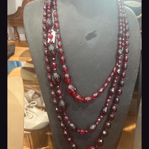 Tres collares vintage de baquelita rojo cereza – Cadena Art Déco de tamaño gradual – 148 g en total