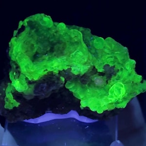 UV Hyalite opal from Querétaro, Mexico with green fluorescence / natural mineral specimen on stand