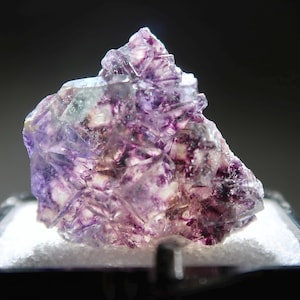 ¡Súper brillante! Fluorita fantasma cúbica transparente con patrón de arcoíris / Ejemplar miniatura en una caja atractiva de la mina Yindu, Mongolia Interior, China.