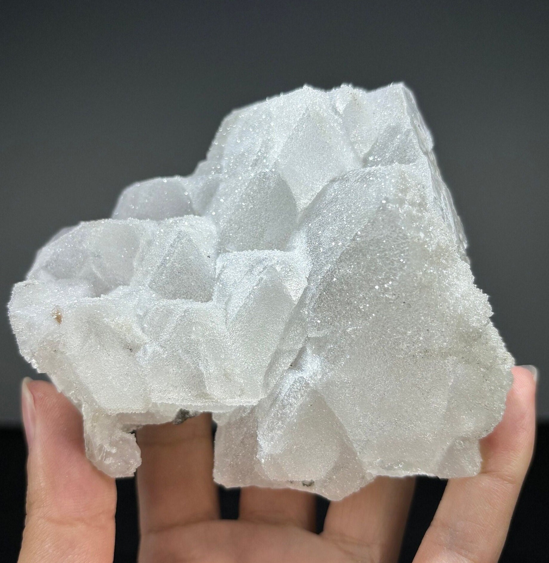 砂糖のように透明な八面体蛍石、キラキラしたコーティングあり