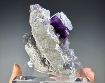 Fluorite viola su quarzo candela proveniente dalla miniera di Huanggangliang, Keshiketeng Qi, Chifeng, Mongolia Interna, Cina