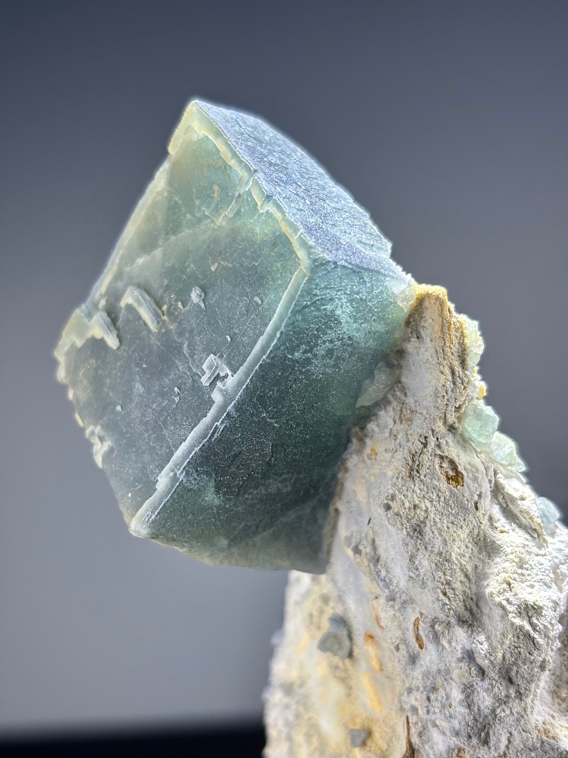 5 インチ モランディ フローライト、黄崗梁鉱山産、ケシケテン チー