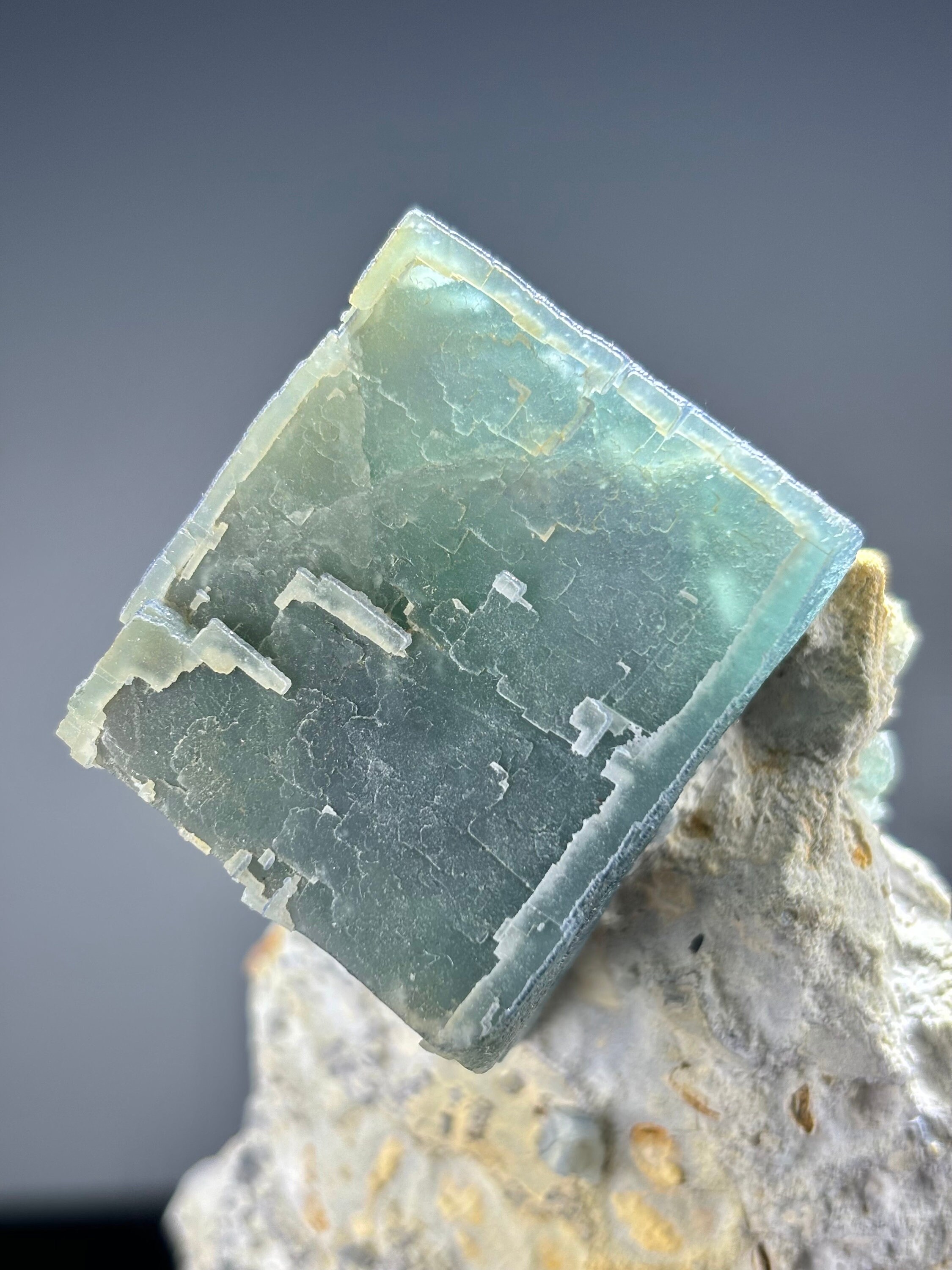 5 インチ モランディ フローライト、黄崗梁鉱山産、ケシケテン チー