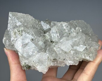 砂糖のように透明な八面体蛍石、キラキラしたコーティングあり
