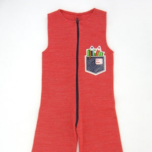 Roter Overall aus synthetischem Jersey mit Reißverschluss - für 12 Monate alte Babys - hergestellt in Frankreich - Vintage 70er Jahre