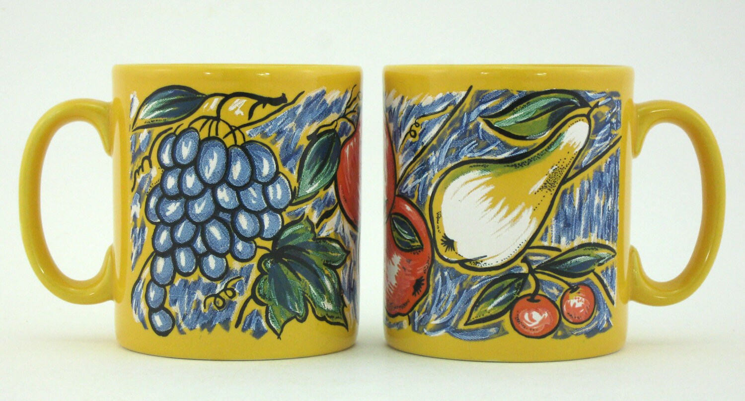 2 Tasses Mugs en Céramique Jaune - Décor Fruits Rouges et Bleus Tams Staffordshire England Vintage A