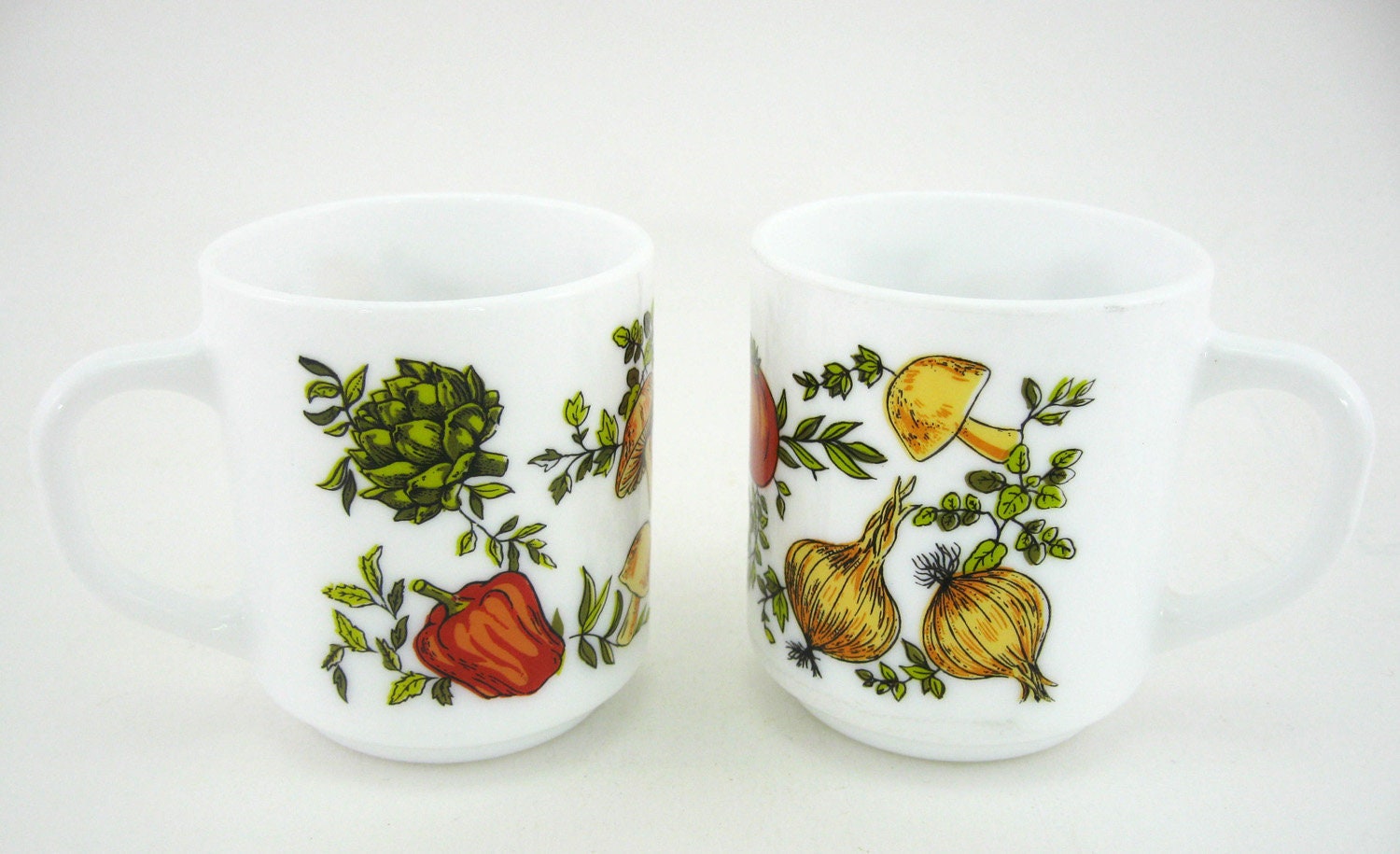 2 Mugs en Opale et Verre Trempé - Motifs Légumes Pot-Au-Feu Arcopal France Vintage Années 70