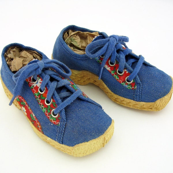 Chaussures enfant en toile de coton bleu et toile floral rouge - Made in France - vintage années 70