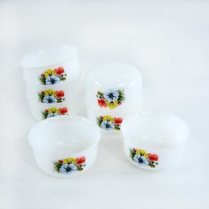 7 ramequins in opaal en gehard wit glas - bloemendecoratie in geel, rood en blauw - Anemones Arcopal Frankrijk - vintage jaren 60