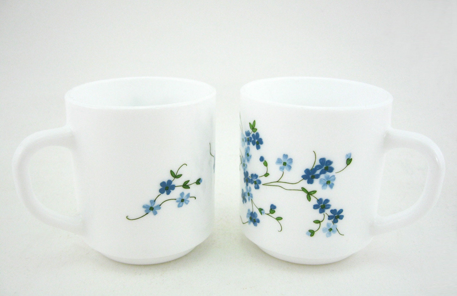 2 Mugs en Opale et Verre Trempé - Décor Petites Fleurs Bleues Myosotis Veronica Arcopal France Vinta