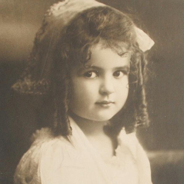 Rare edwardien grande photo originale de Gerlach - portrait de petite fille en robe blanche avec des fleurs-ère victorienne-refcl2